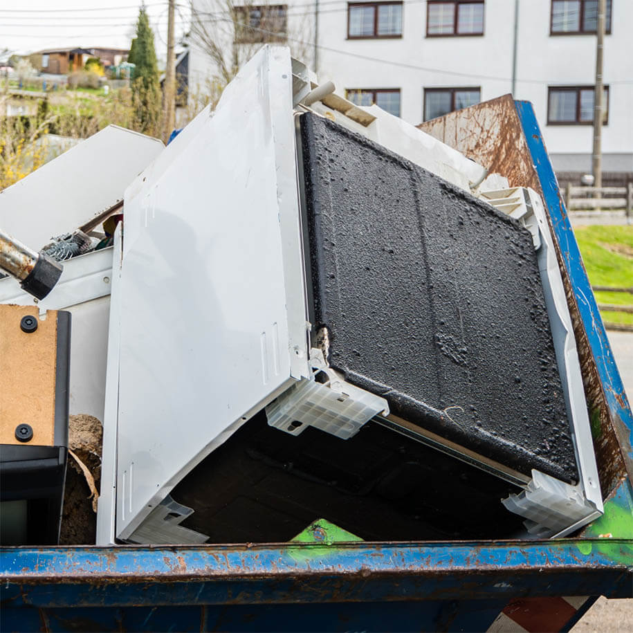 Container mit Elektromüll und Möbeln
